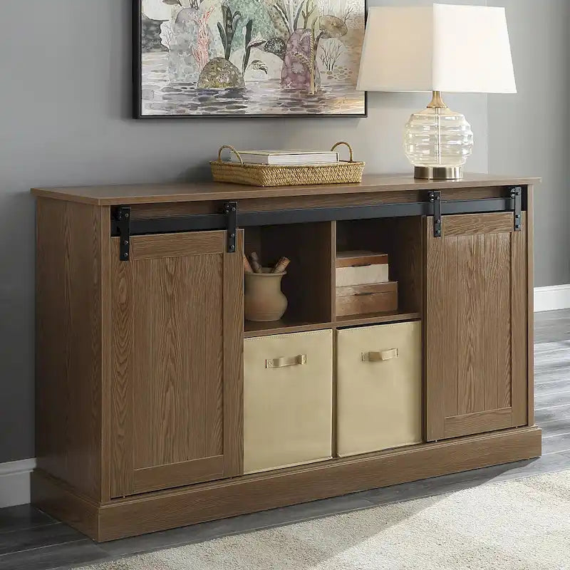 Mobile porta TV da 60" stile rustico per TV fino a 65", ante scorrevoli a fienile, ripiani aperti, contenitori in tessuto, gestione cavi