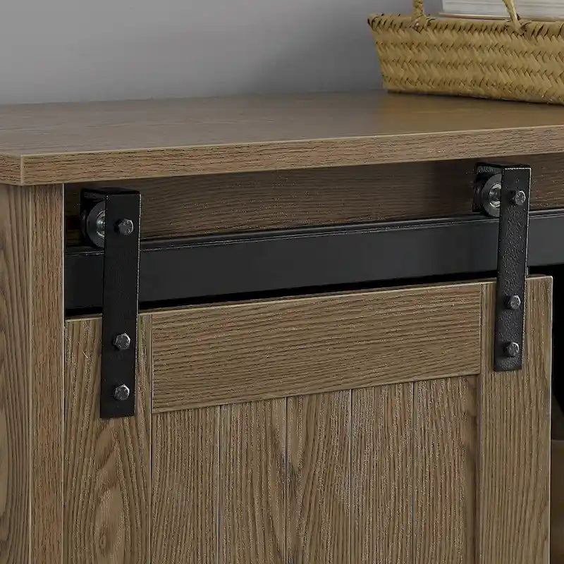 Mobile porta TV da 60" stile rustico per TV fino a 65", ante scorrevoli a fienile, ripiani aperti, contenitori in tessuto, gestione cavi