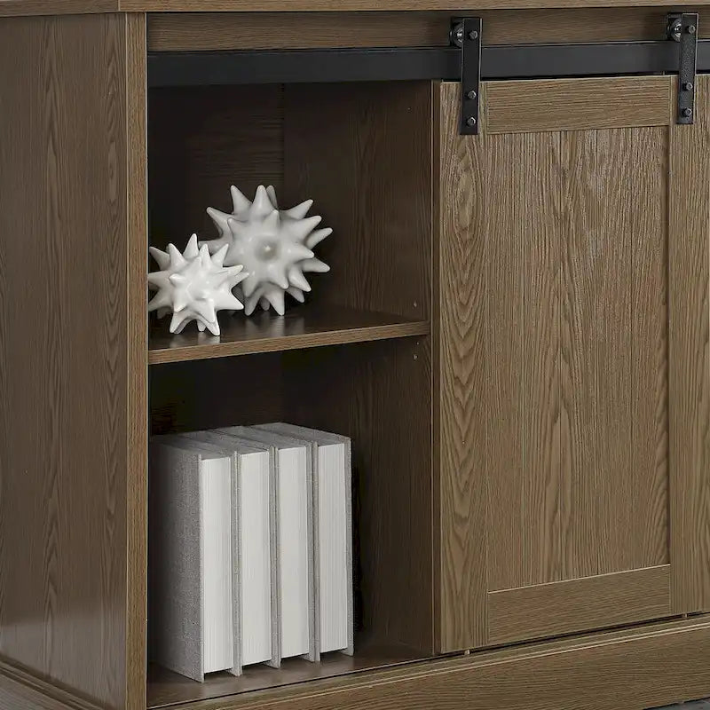 Mobile porta TV da 60" stile rustico per TV fino a 65", ante scorrevoli a fienile, ripiani aperti, contenitori in tessuto, gestione cavi