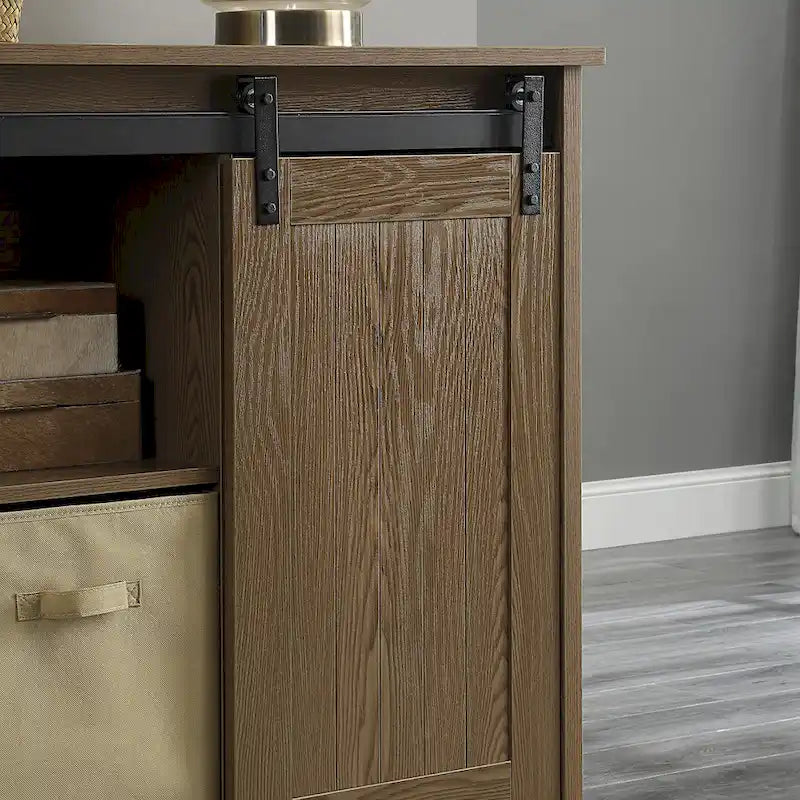 Mobile porta TV da 60" stile rustico per TV fino a 65", ante scorrevoli a fienile, ripiani aperti, contenitori in tessuto, gestione cavi
