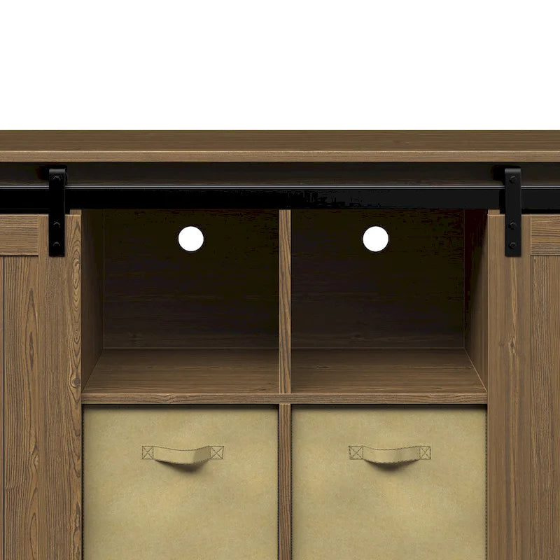 Mobile porta TV da 60" stile rustico per TV fino a 65", ante scorrevoli a fienile, ripiani aperti, contenitori in tessuto, gestione cavi