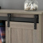 Mobile porta TV da 60" stile rustico per TV fino a 65", ante scorrevoli a fienile, ripiani aperti, contenitori in tessuto, gestione cavi