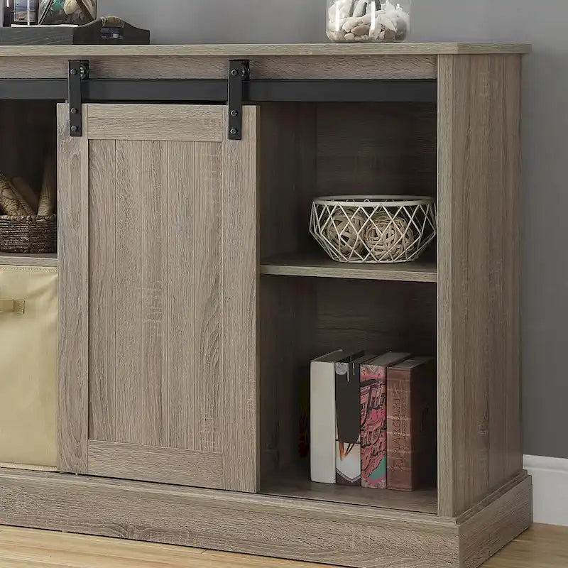 Mobile porta TV da 60" stile rustico per TV fino a 65", ante scorrevoli a fienile, ripiani aperti, contenitori in tessuto, gestione cavi