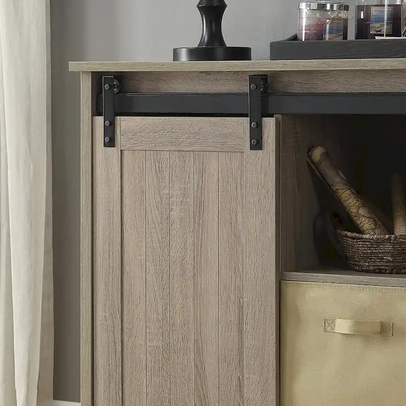 Mobile porta TV da 60" stile rustico per TV fino a 65", ante scorrevoli a fienile, ripiani aperti, contenitori in tessuto, gestione cavi