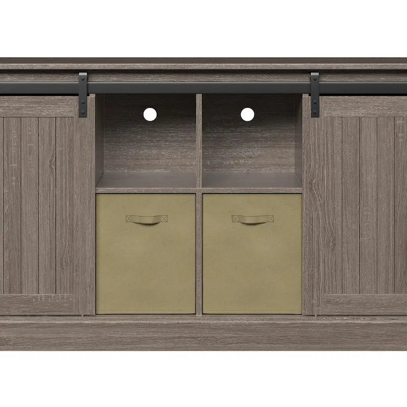 Mobile porta TV da 60" stile rustico per TV fino a 65", ante scorrevoli a fienile, ripiani aperti, contenitori in tessuto, gestione cavi