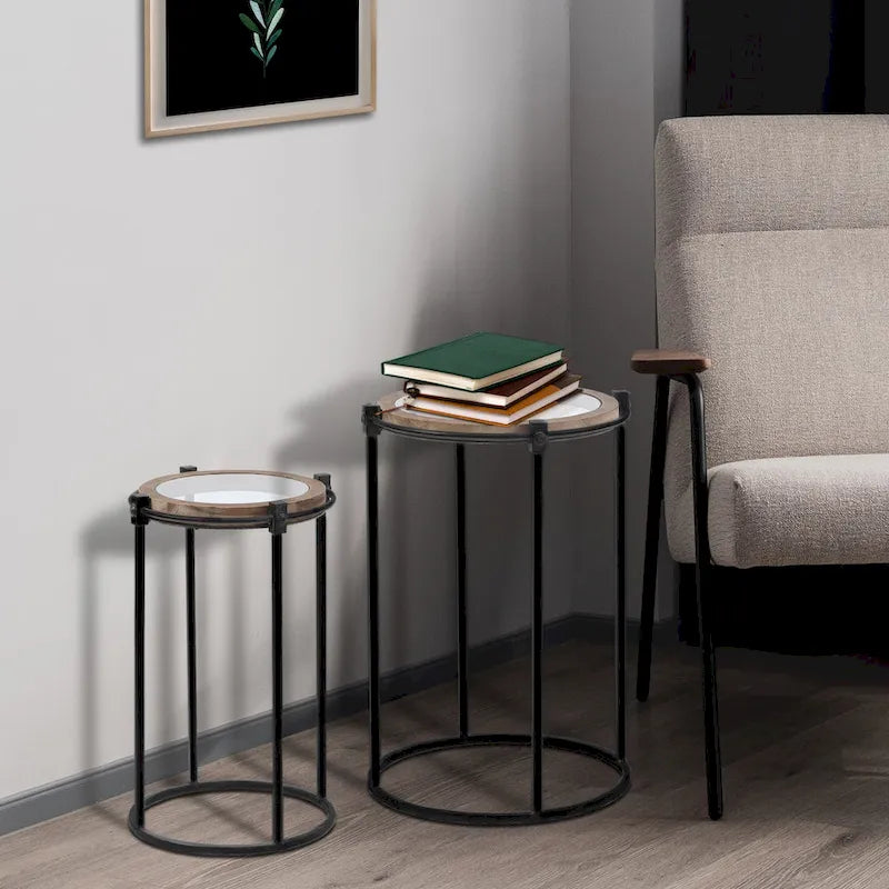 Set di 2 tavolini d'appoggio moderni rotondi, struttura in metallo nero, ripiano in vetro trasparente, cornice in legno di abete, salvaspazio