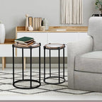 Set di 2 tavolini d'appoggio moderni rotondi, struttura in metallo nero, ripiano in vetro trasparente, cornice in legno di abete, salvaspazio