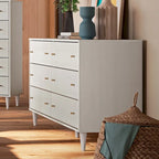 Cassettiera Mid-Century Modern a 6 cassetti, impiallacciatura in legno massello, gambe in eucalipto, maniglie in ottone anticato, finitura atossica