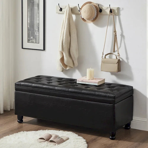Panca contenitore imbottita in ecopelle nera capitonné con gambe in legno a fuso, panca pouf contenitore