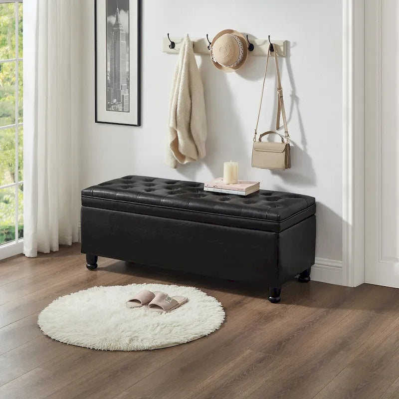 Panca contenitore imbottita in ecopelle nera capitonné con gambe in legno a fuso, panca pouf contenitore
